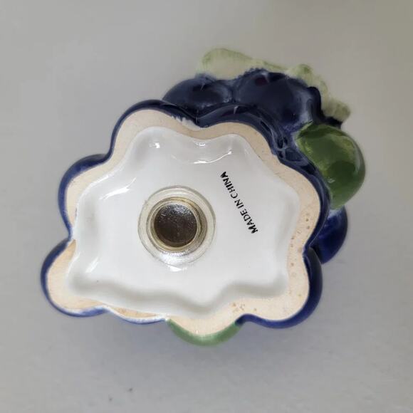 Vintage Grape Cluster Salt and Pepper Shakers Ceramic Purple Burgundy 1970s - Picture 8 of 9